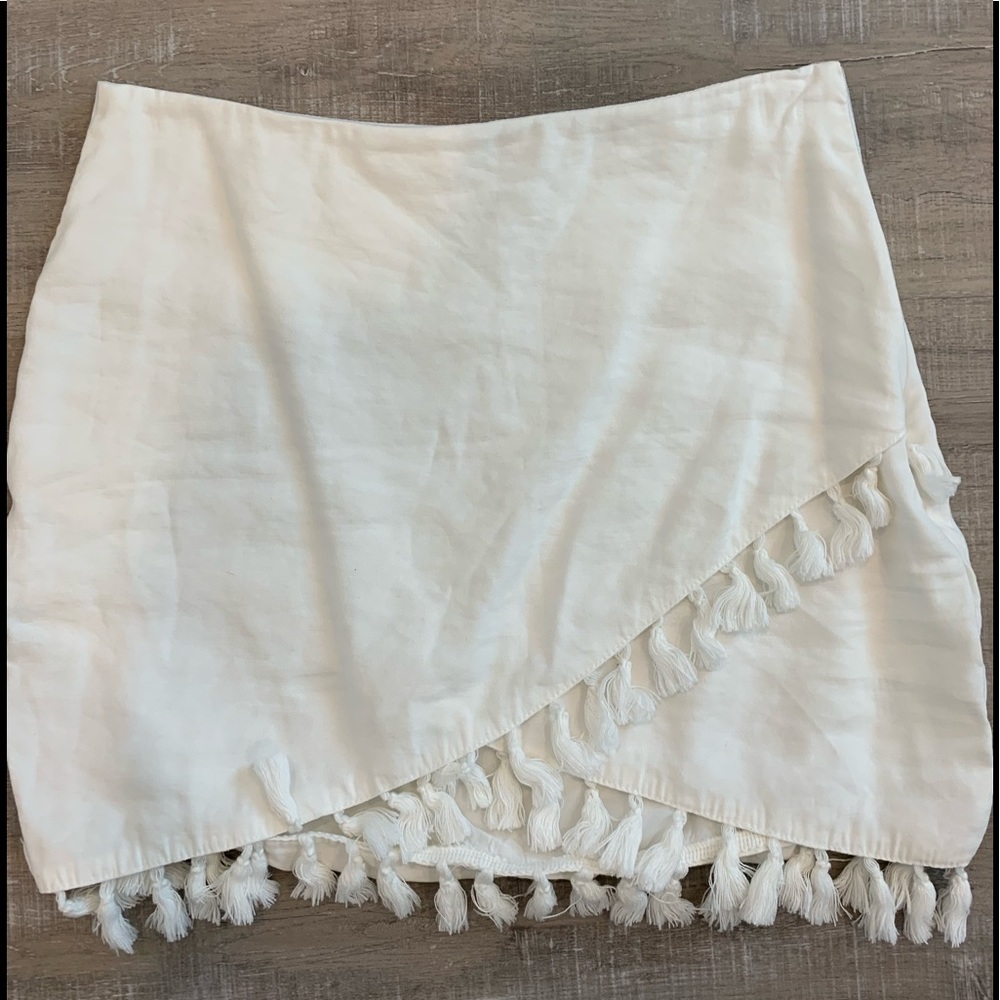 Cute, tasseled mini skirt!